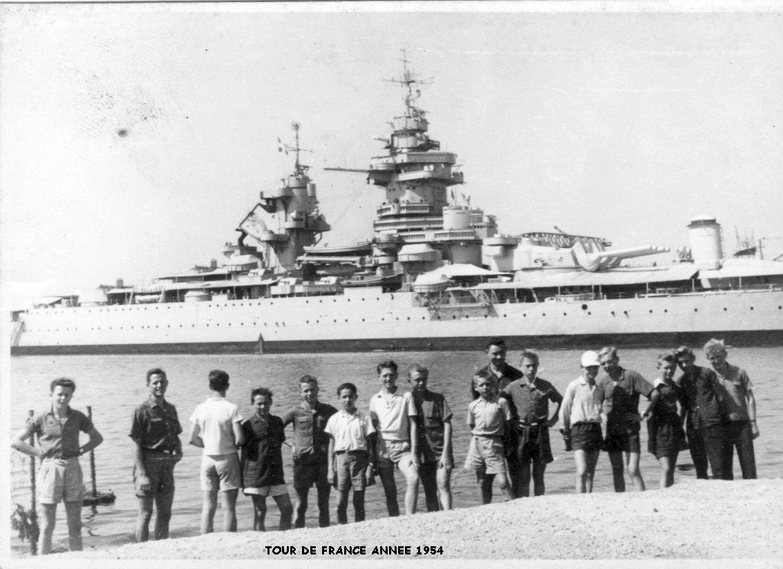 Etape à  TOULON, avec le Croiseur CLEMENCEAU en arrière plan