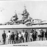 Etape à  TOULON, avec le Croiseur CLEMENCEAU en arrière plan