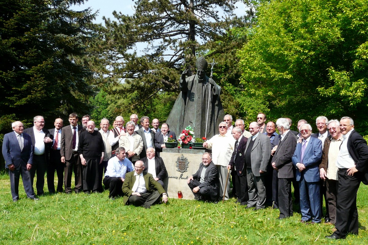 La photo de Groupe 2011 devant la statue de SS Jean Paul  II