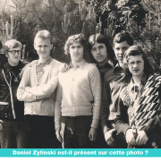 Notre ami casimirien et Rev Père Daniel Zylinski est il sur cette photo des années 70 ? Cliquer pour agrandir la photo.  Cliquer pour agrandir la photo.