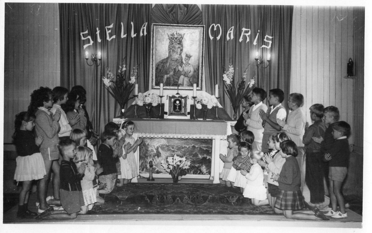 La chapelle et les enfants du Calvados.début des années 60. Photo Joseph Staniaszek