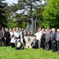 La photo de Groupe 2011 devant la statue de SS Jean Paul  II