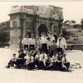 Rome-Mai 1966, devant l'Arc de triomphe de Titus près du Colisée