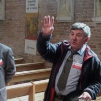 René nous salue de l'église de Vaudricourt.