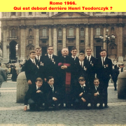 Qui est debout derrière Henri Teodorczyk ? Cliquer pour agrandir la photo.